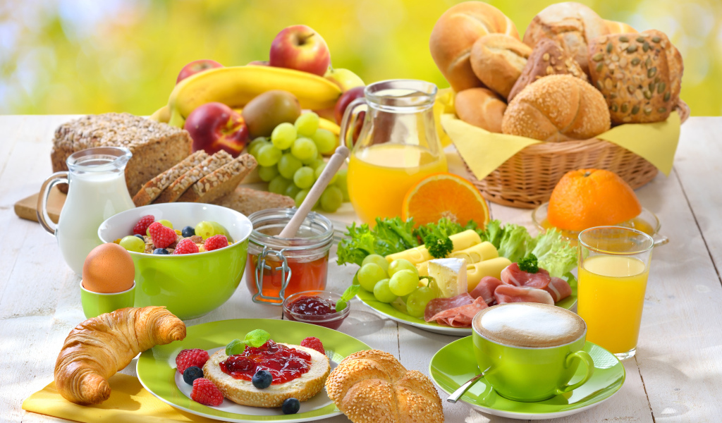 Вкусный сытный завтрак на столе