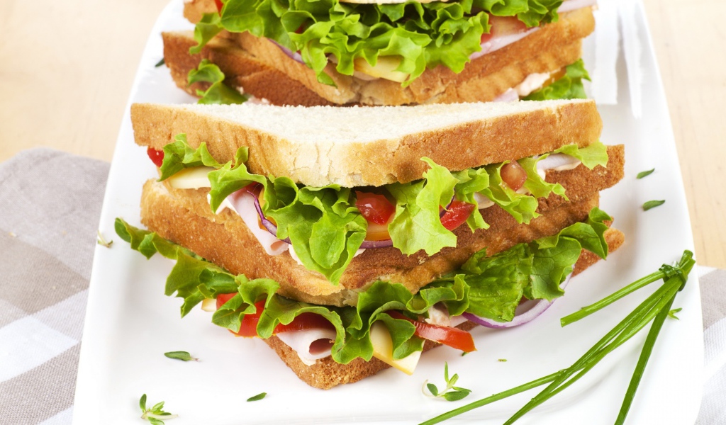 Вкусный сэндвич с зеленью и ветчиной