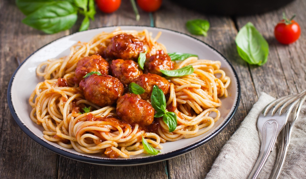 Вкусные спагетти с фрикадельками на блюде 