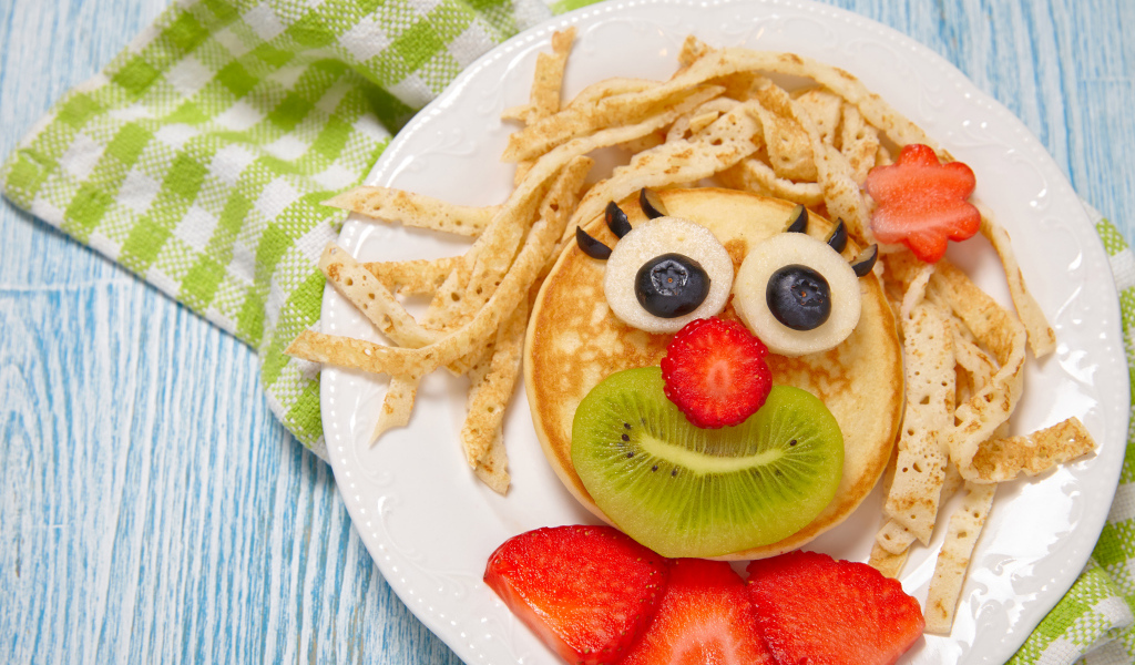 Дизайн завтрака для детей на тарелке 