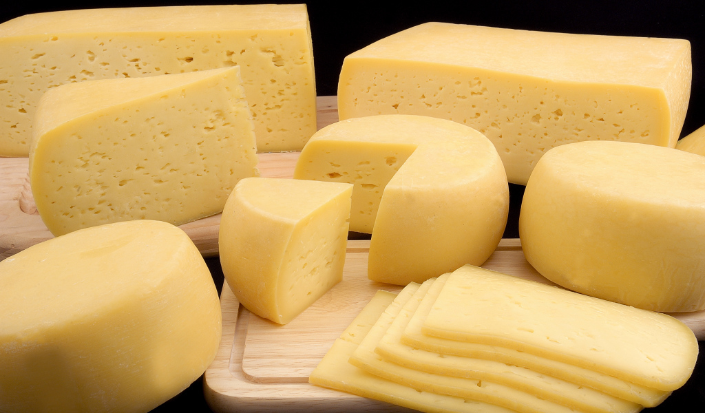 Свежие твердые сыры крупным планом