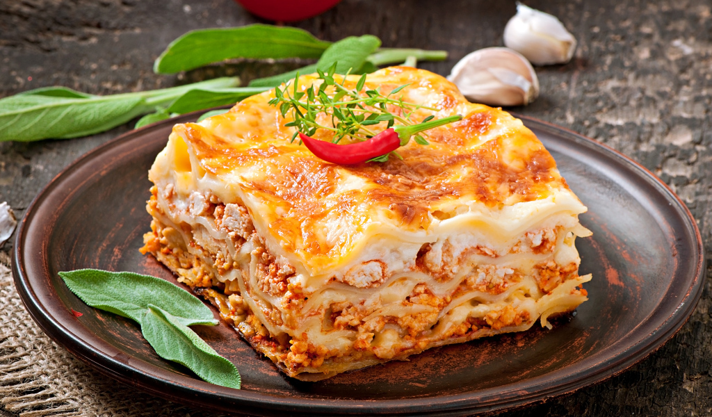 Свежая лазанья с красным перцем на тарелке 