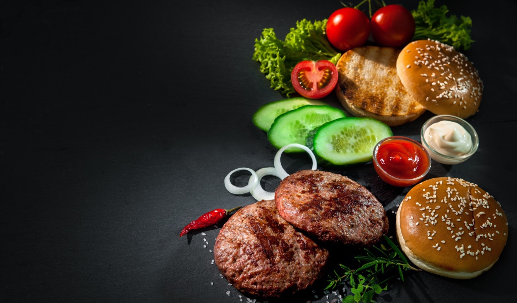 Свежие продукты для гамбургера на сером фоне