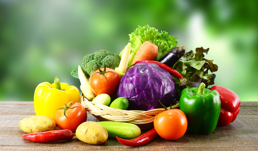 Свежие овощи в корзинке на столе