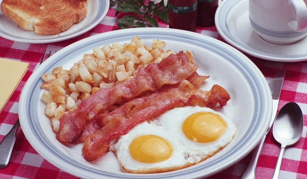 Яичница глазунья с беконом на завтрак