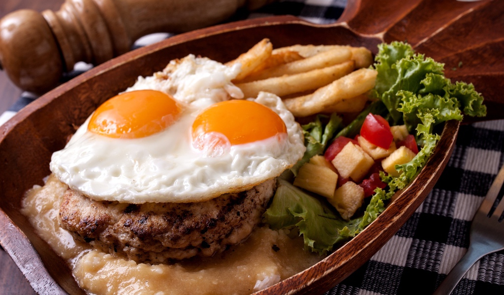 Яичница глазунья с котлетой и овощами 