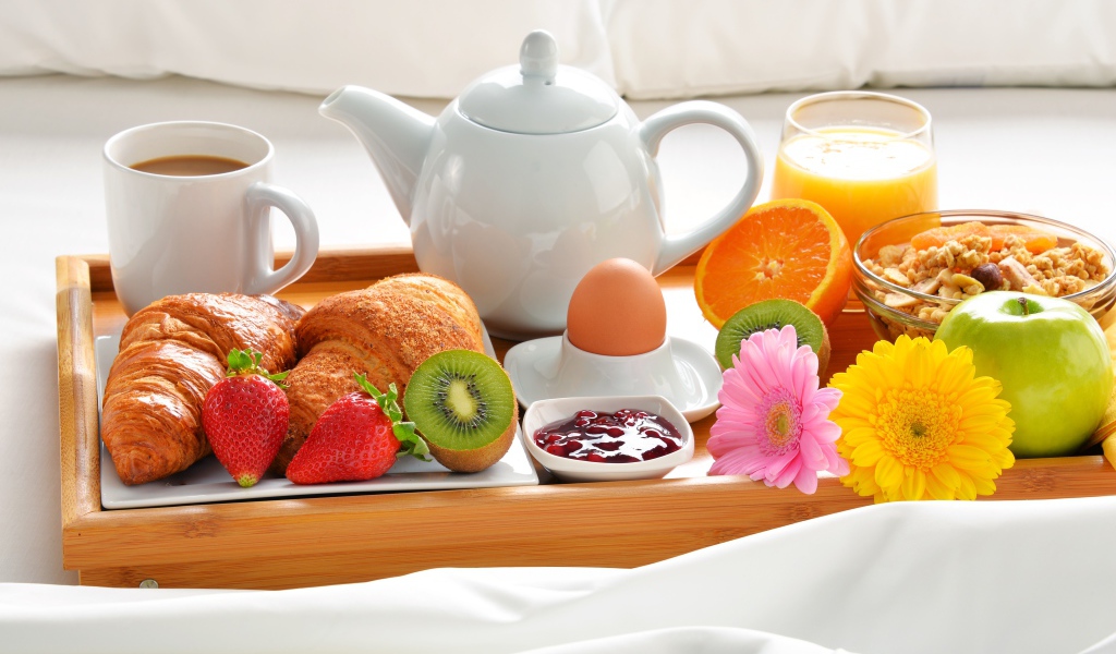 Фрукты, круассаны, кофе и варенье на завтрак