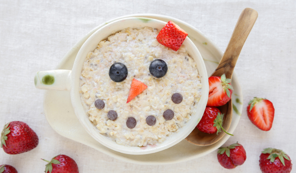 Забавный завтрак из каши с ягодами 