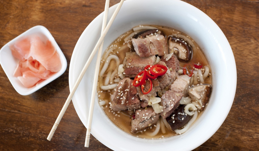 Хайнаньский суп с бараниной, лапшой и кунжутом в белой миске