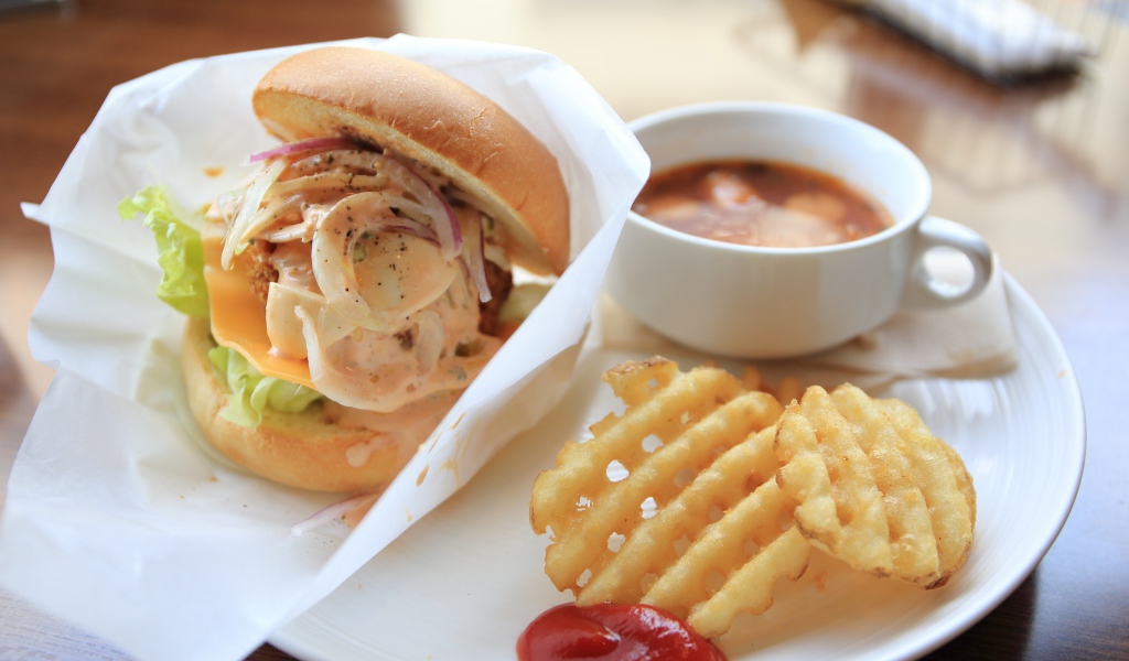 Гамбургер картошка фри и чашка кофе на завтрак