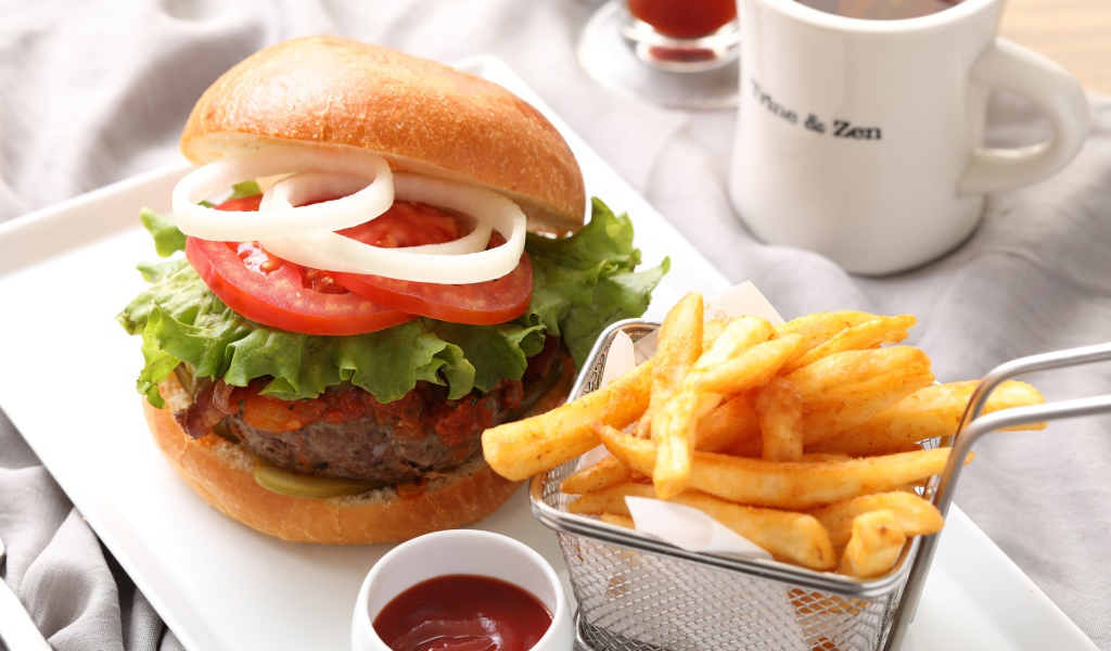 Гамбургер с картошкой фри и соусом 