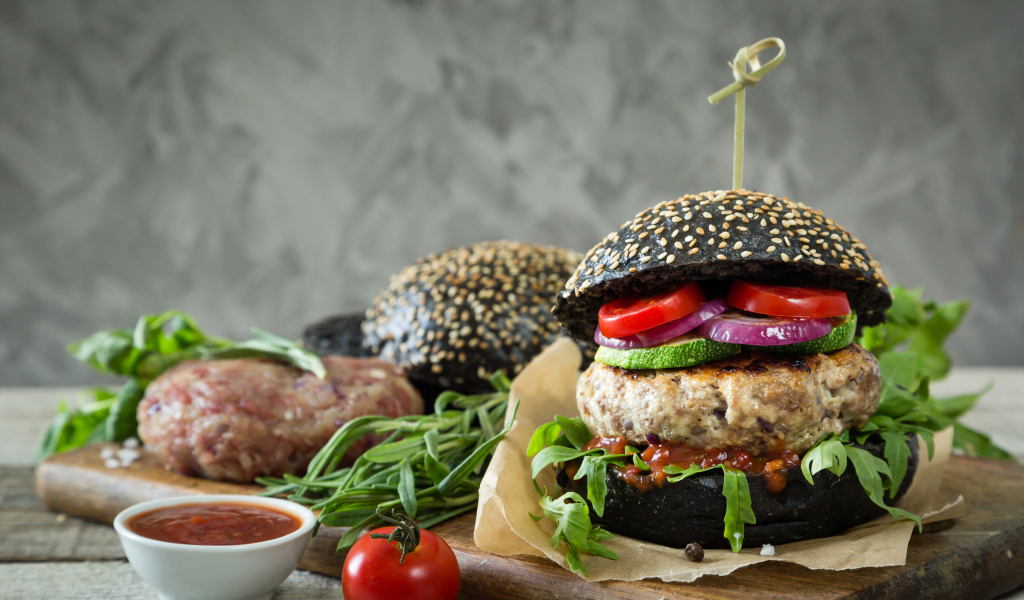 Гамбургер с котлетой и овощами 