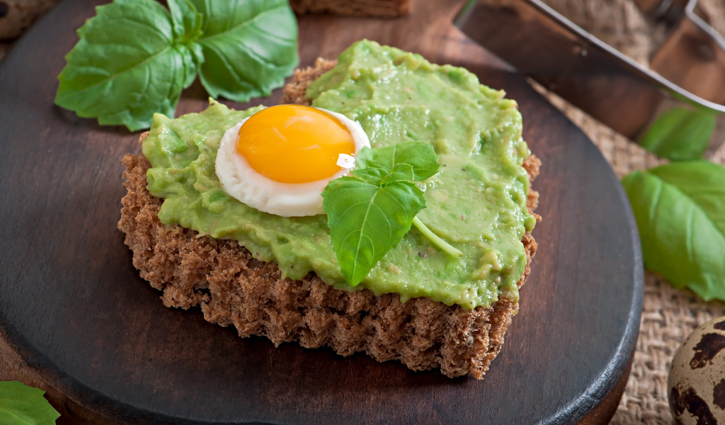 Сердце из хлеба с зеленым соусом и глазуньей