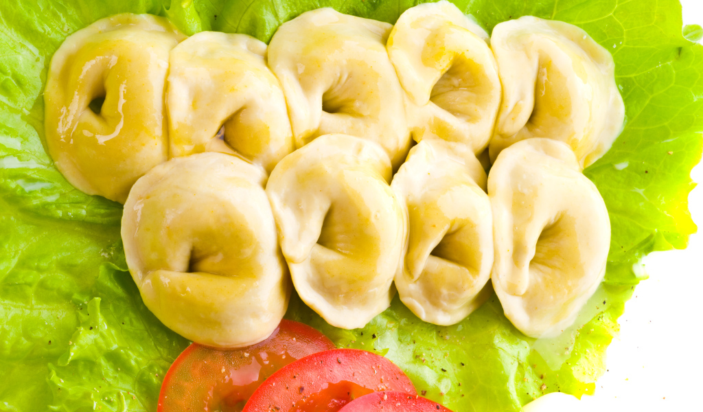 Горячие пельмени с овощами крупным планом 