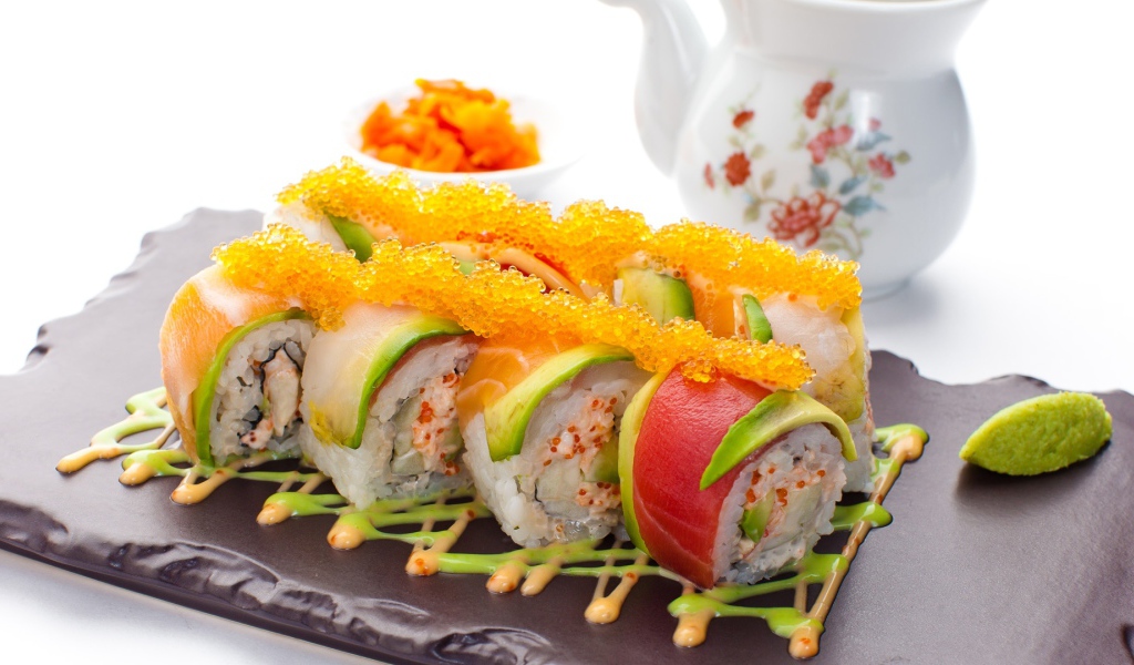 Японские роллы с икрой и авокадо 