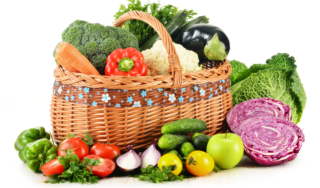 Большая корзина овощей на белом фоне