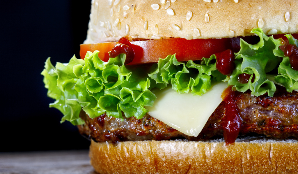 Большой сочный гамбургер крупным планом