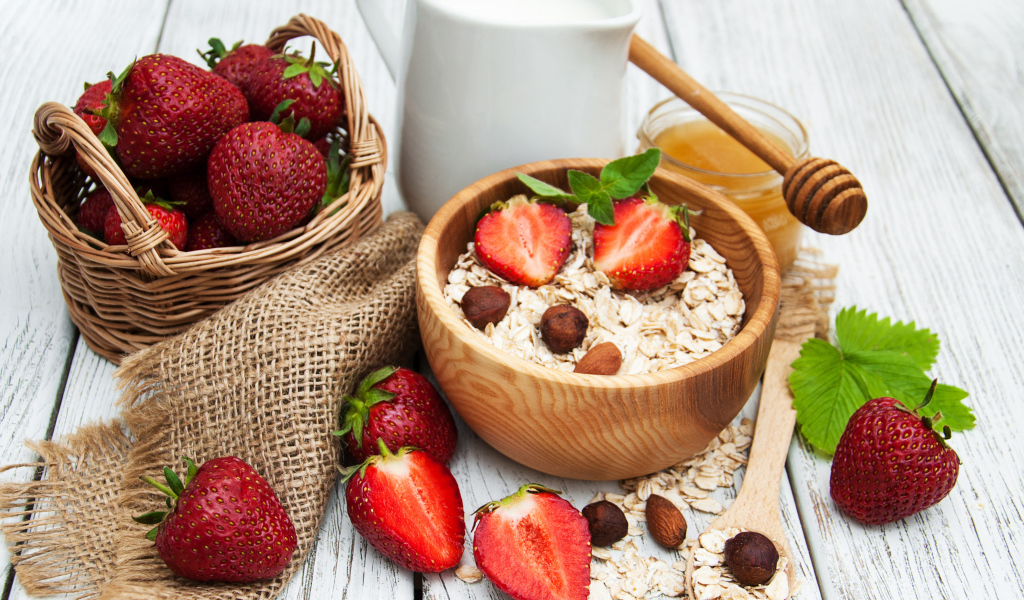 Овсяные хлопья с молоком и свежей клубникой на завтрак 