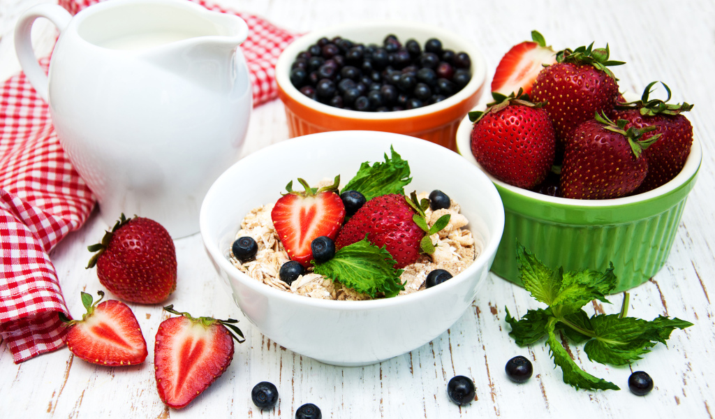 Овсяные хлопья и свежая клубника на завтрак 