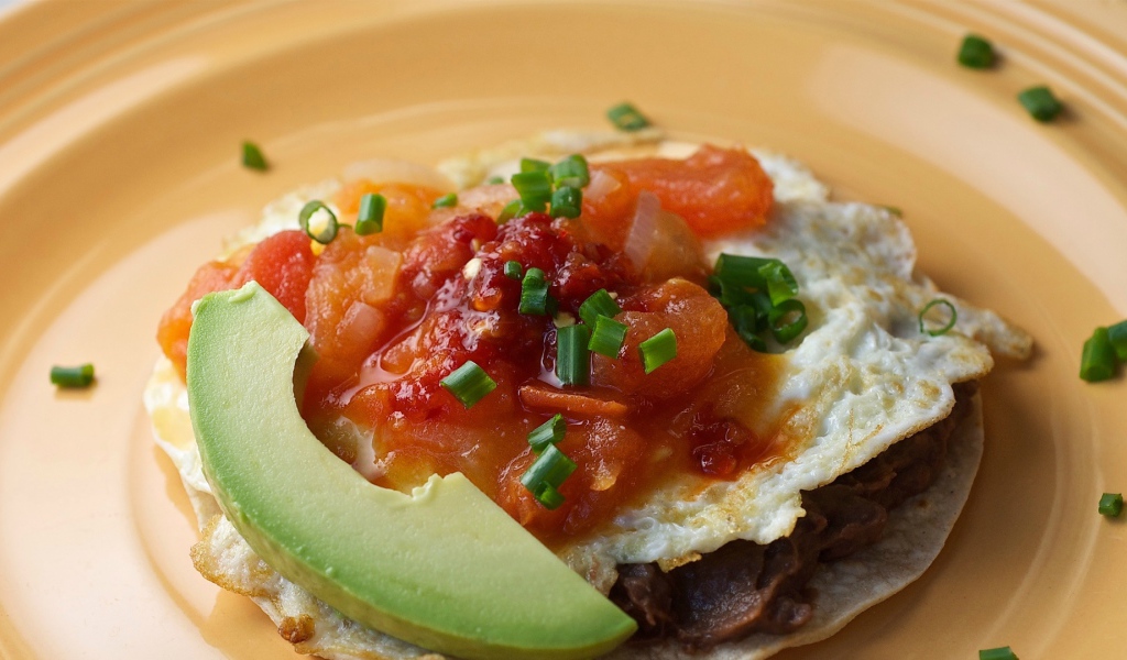 Омлет с соусом, кусочком авокадо на завтрак