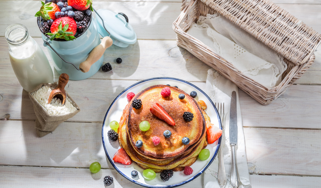 Оладьи с ягодами и молочными продуктами на завтрак 