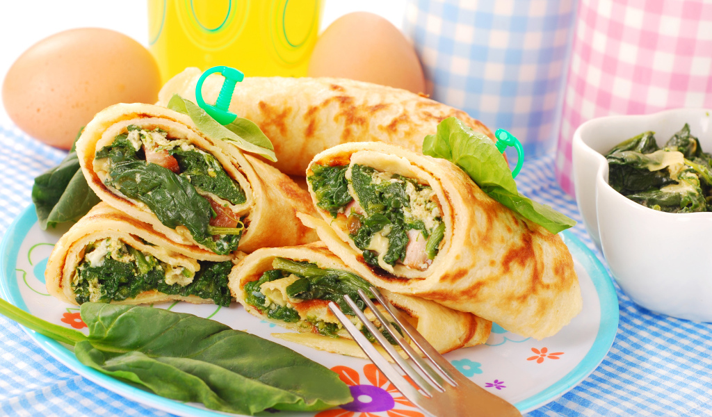 Блины с овощной начинкой на  тарелке 