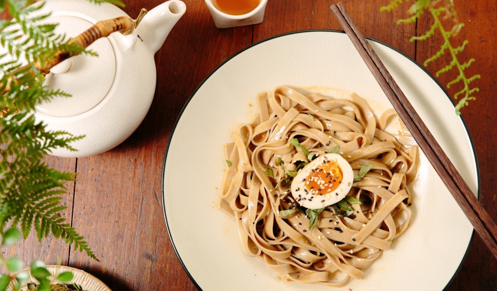 Паста с соусом и яйцом 