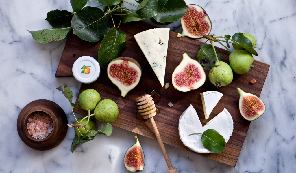 Груши с инжиром и сыром на разделочной доске
