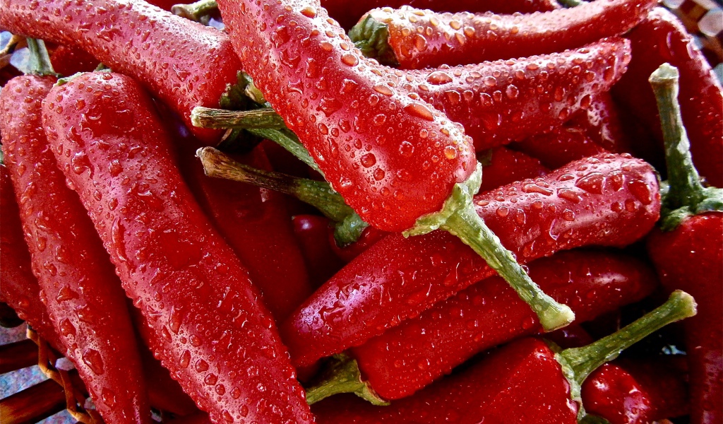 Красный перец чили в каплях воды крупным планом