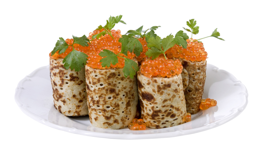 Роллы из блинов с красной икрой на белом блюде