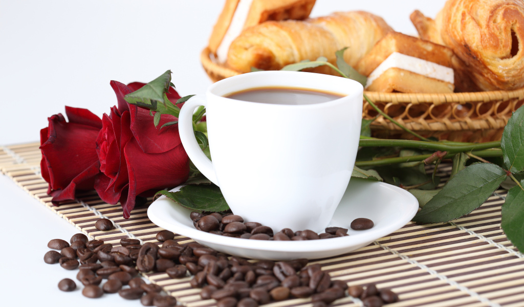 Романтический завтрак, кофе с выпечкой и красные розы 