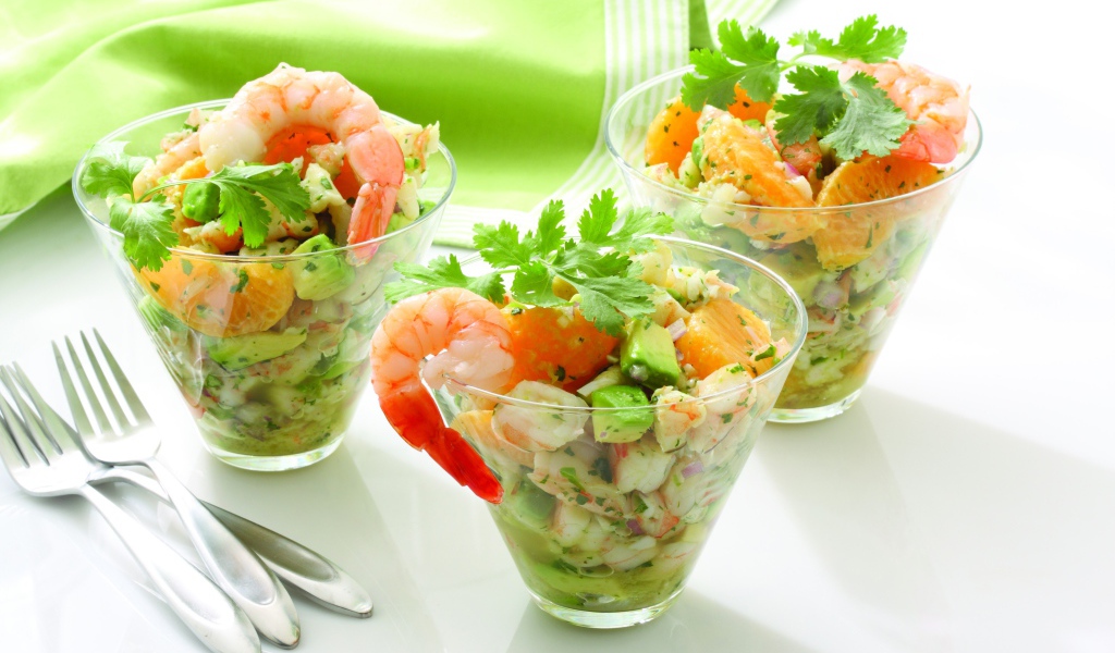 Салат с креветками, мандаринами, авокадо, луком и зеленью