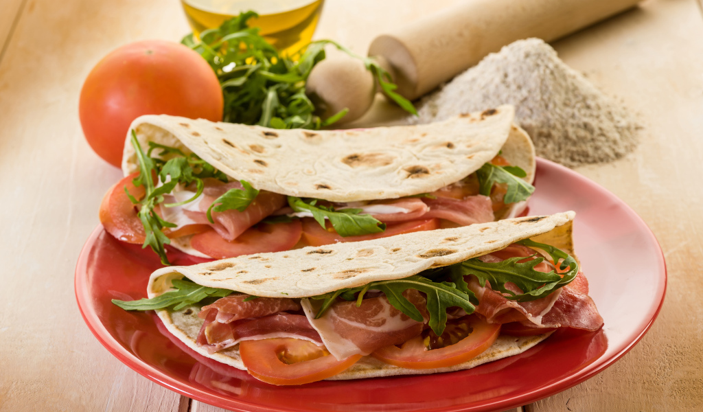 Бутерброд в лаваше с помидорами и беконом