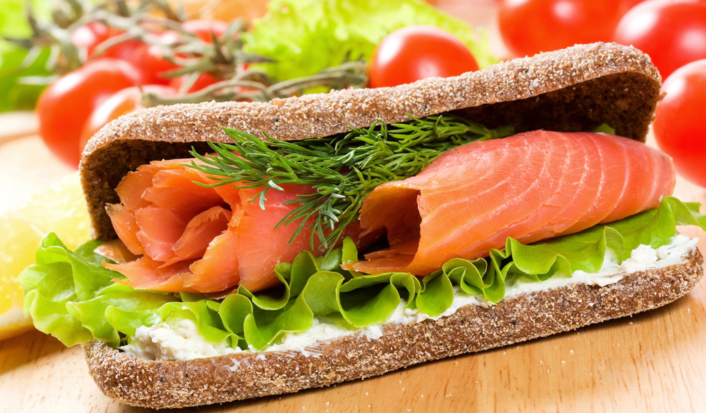 Сэндвич с зеленью и красной рыбой 