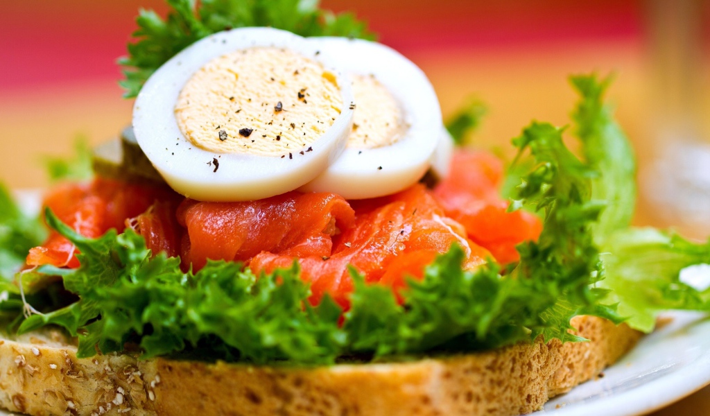 Бутерброд с красной рыбой и вареными яйцами