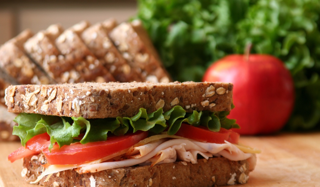 Сэндвич с помидорами ветчиной и салатом 