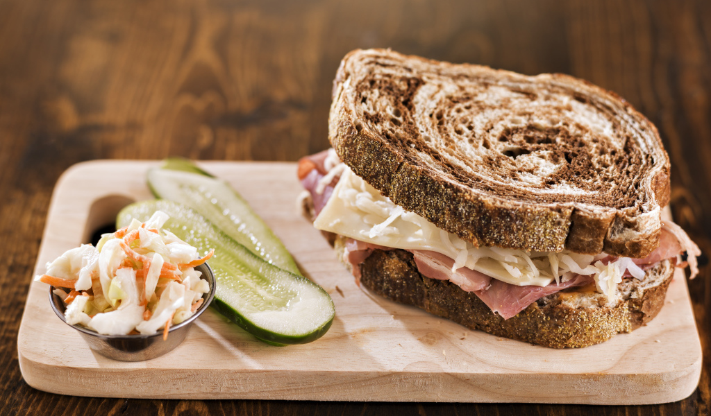 Сэндвич с овощами на разделочной доске 