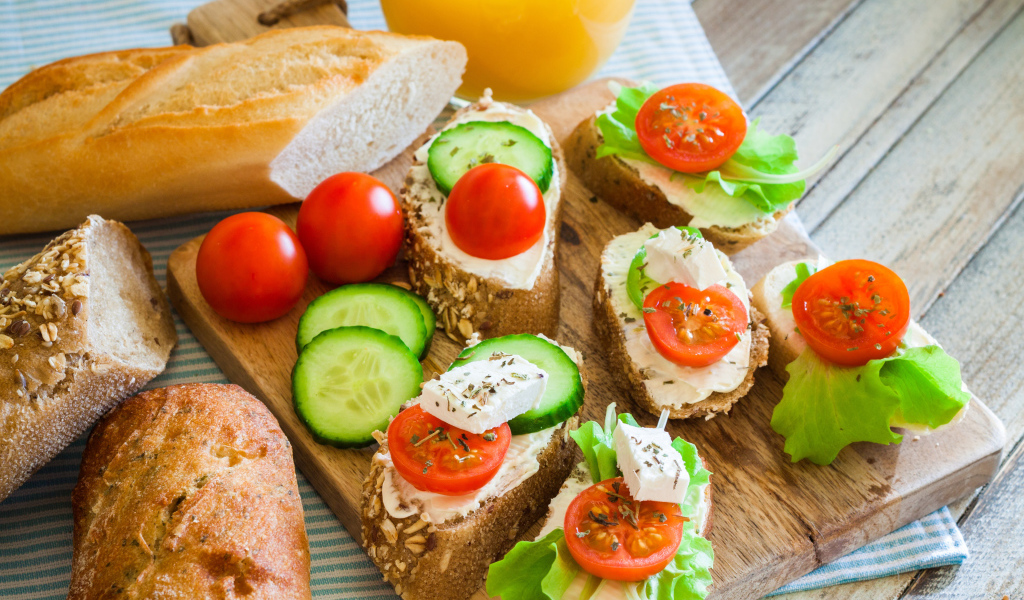 Бутерброды с сыром огурцами и помидорами на завтрак