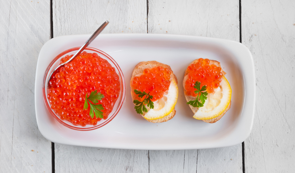 Бутерброды с красной икрой и лимонами