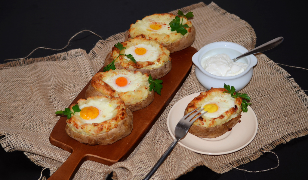 Бутерброды с яичницей на разделочной доске к завтраку