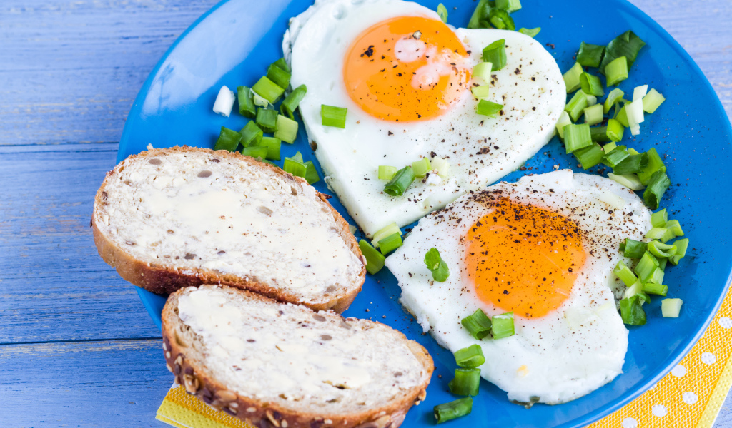 Яичница в форме сердца и бутерброды на завтрак 