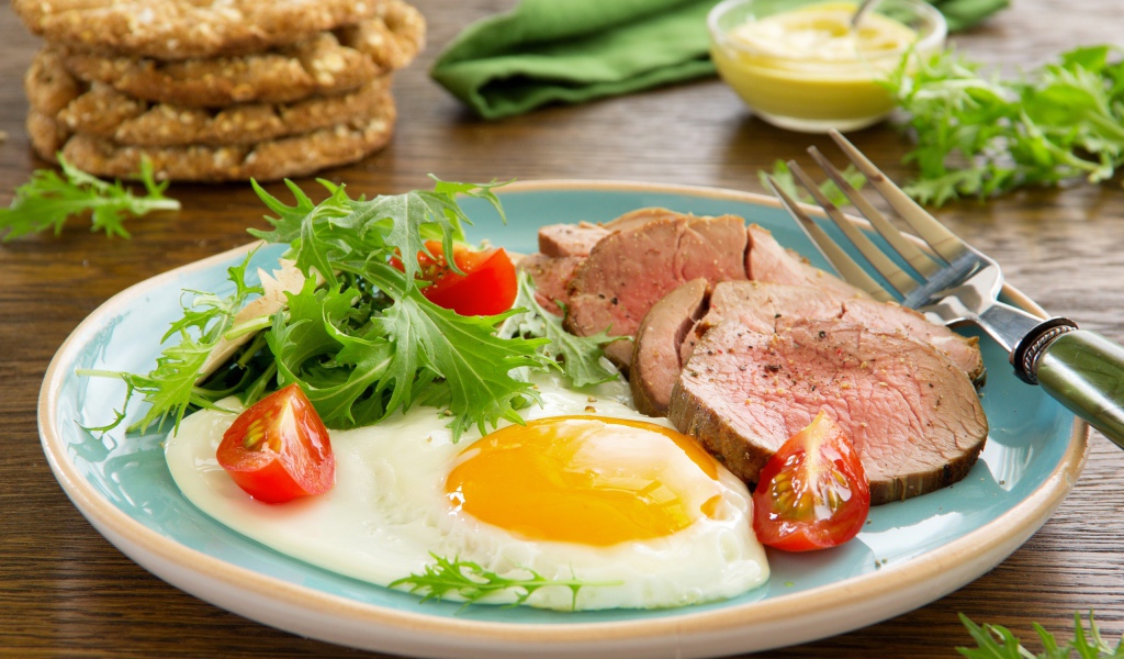 Яичница с ветчиной и салатом на завтрак