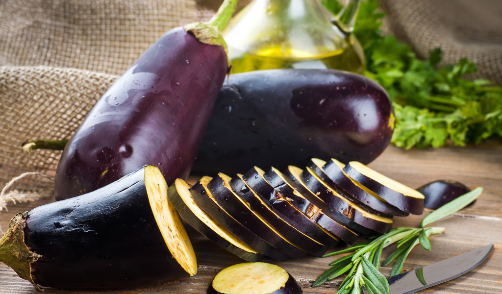 Нарезанный баклажан на столе крупным планом