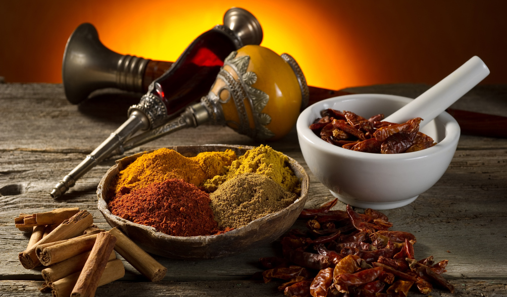 Острые специи, красный перец и корица на столе