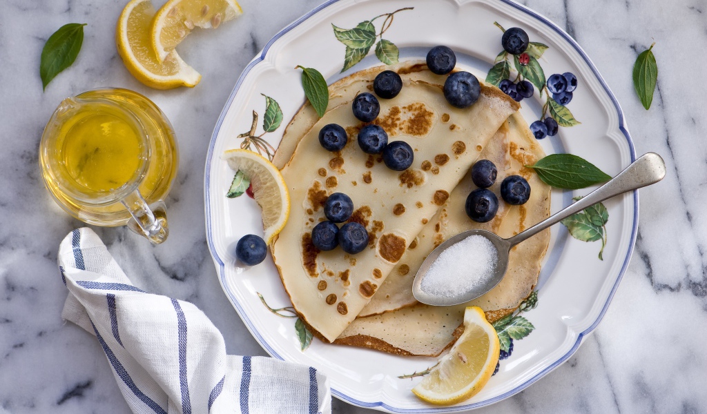 Тонкие блинчики с черникой, лимоном и медом