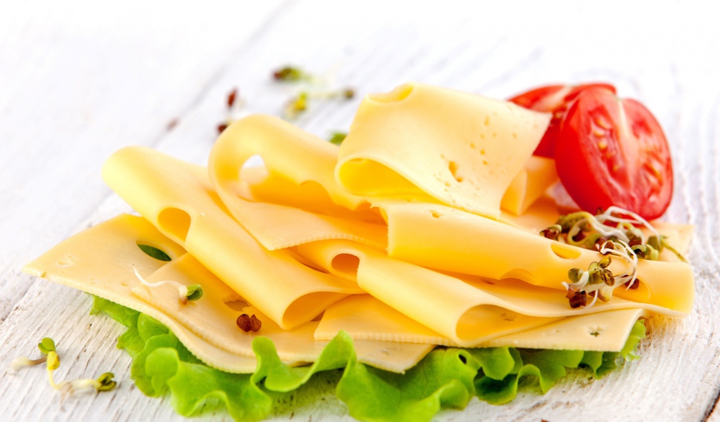 Тонко нарезанный сыр с помидорами