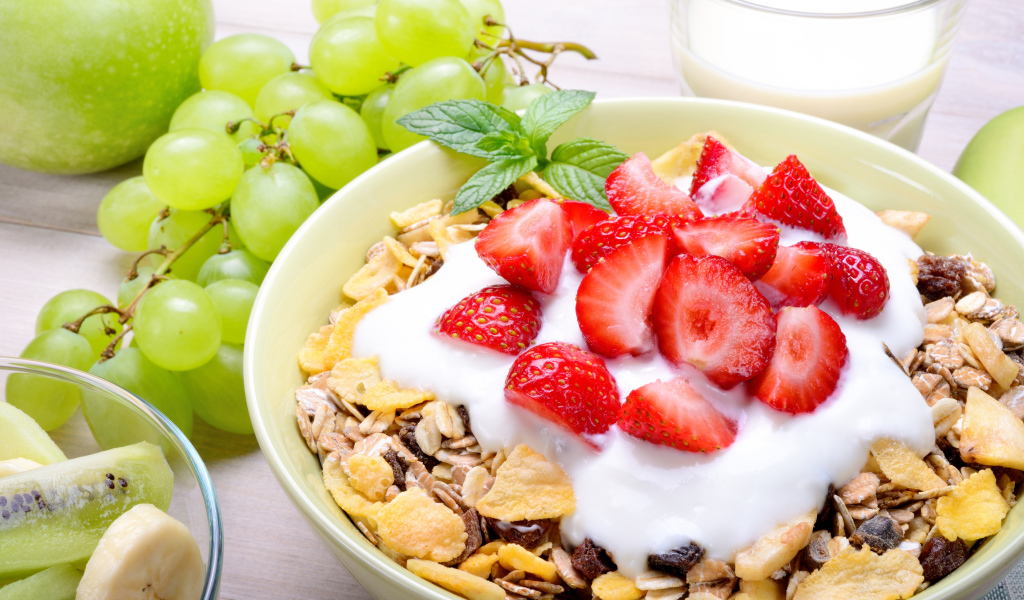 Мысли на завтрак с ягодами клубники,  виноградом и сливками