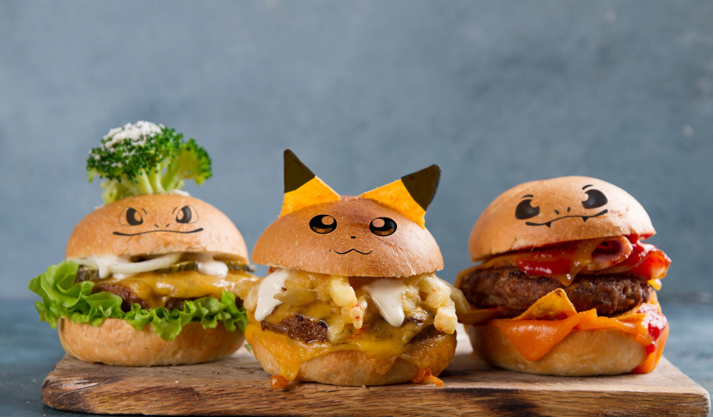 Три аппетитных гамбургера украшены в виде покемонов
