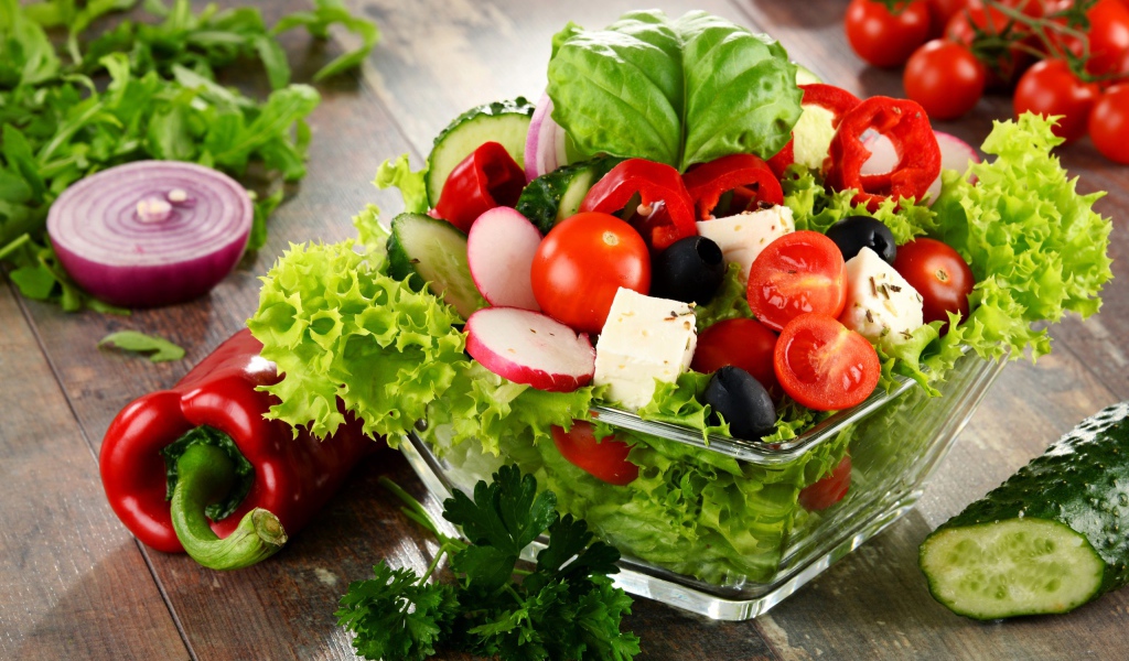 Овощной салат с сыром в стеклянной посуде 