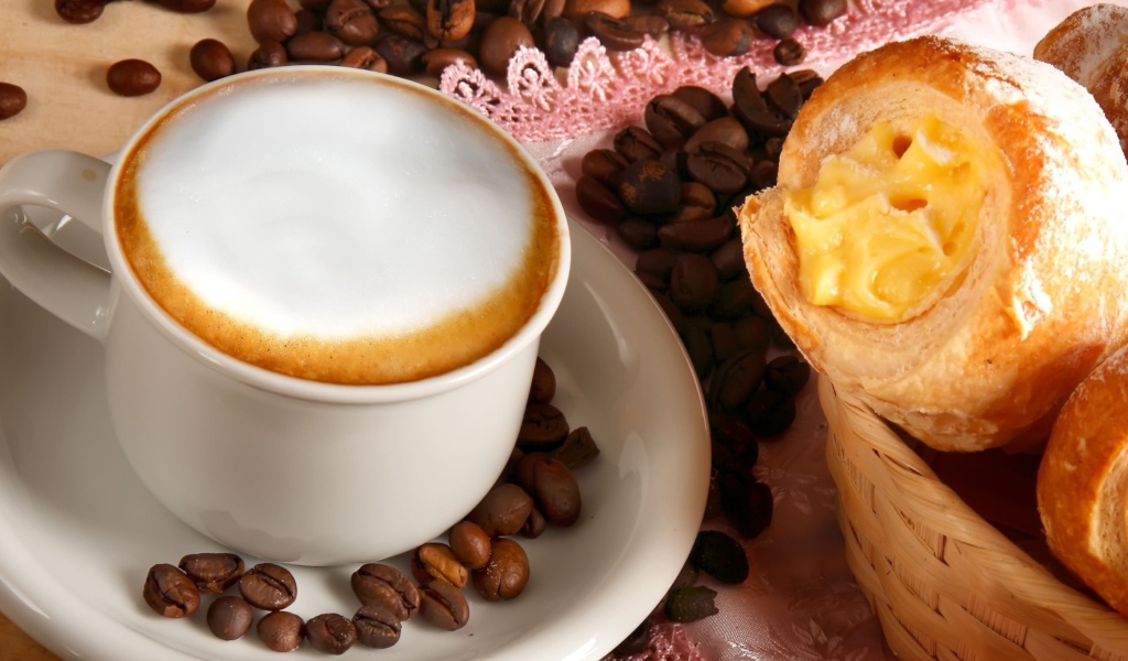 Белая чашка кофе с круассаном 